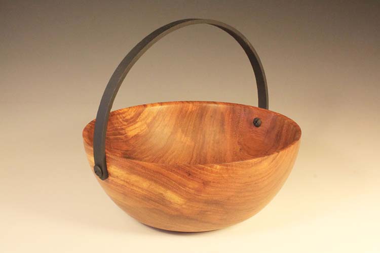 Wooden bowl with handle (Pecan): 9in x 3.5in (23cm x 9cm)
